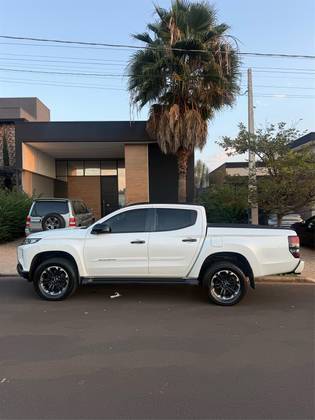MITSUBISHI L200 TRITON 2.4 16V TURBO DIESEL SPORT HPE CD 4P 4X4 AUTOMÁTICO MITSUBISHI L200 TRITON 2.4 16V TURBO DIESEL SPORT HPE CD 4P 4X4 AUTOMÁTICO